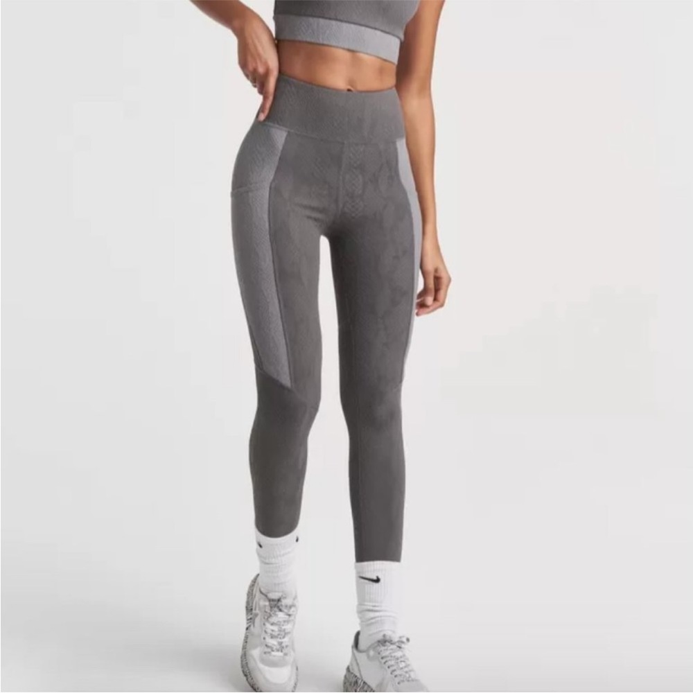 Twenty Montreal 3D Grey snake leggings and sports bra set